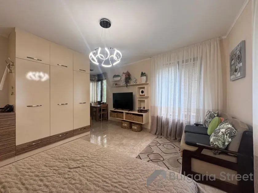 большой шкаф в комнате