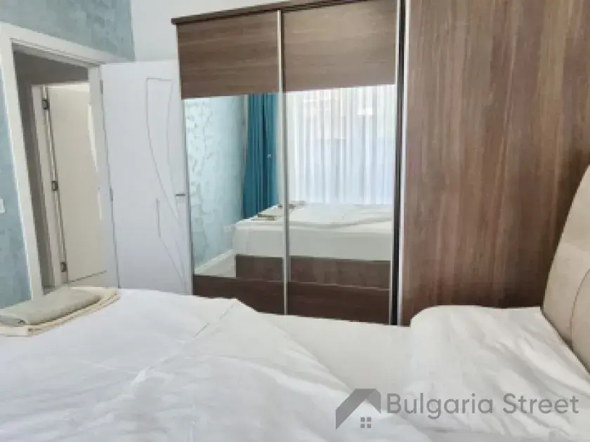 шкаф и кровать в спальне