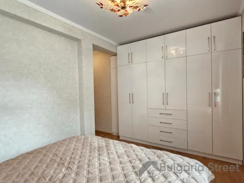 шкаф и кровать в спальне