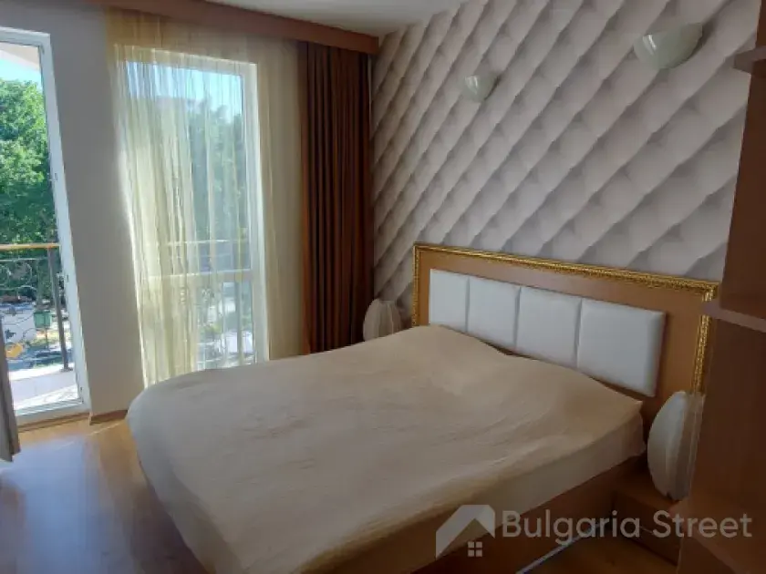 кровать в спальне