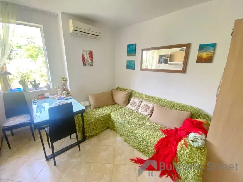 диван в комнате