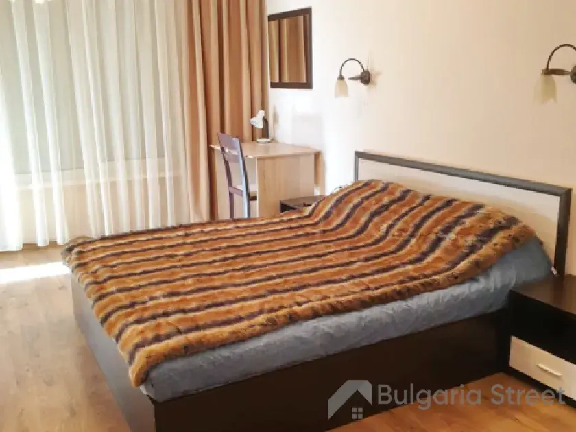 кровать в спальне