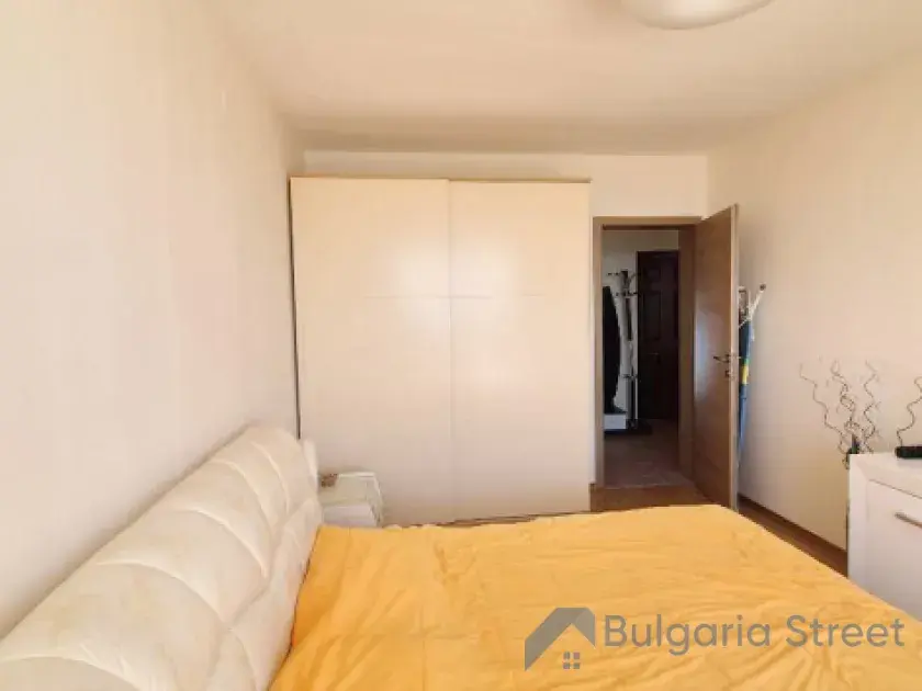 шкаф и кровать