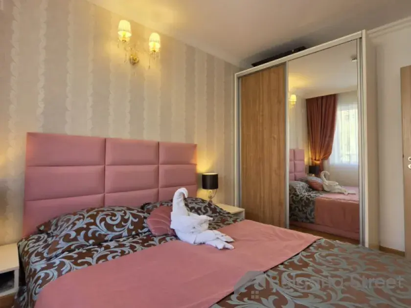кровать в спальне