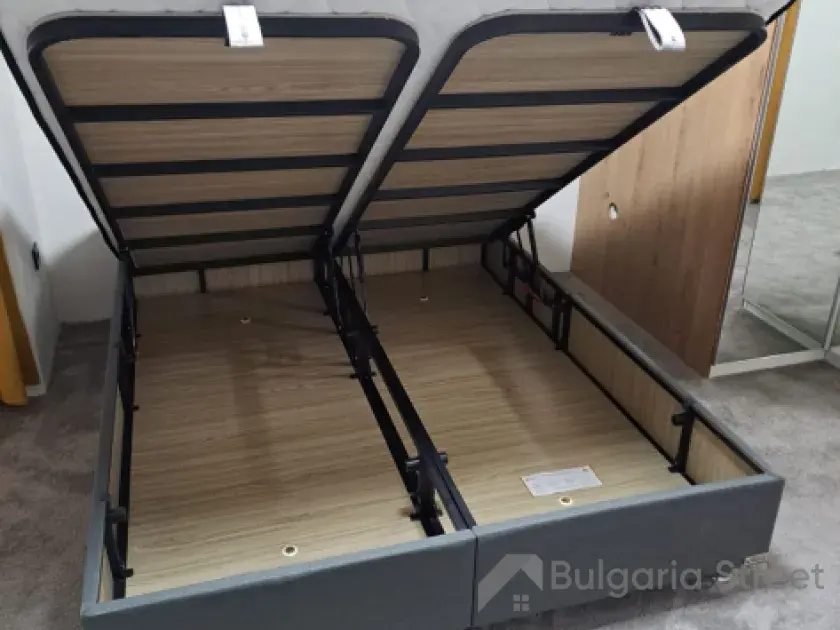 кровать в спальне