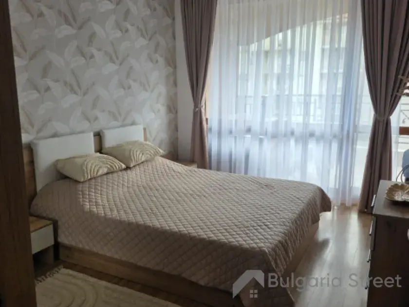 кровать в спальне