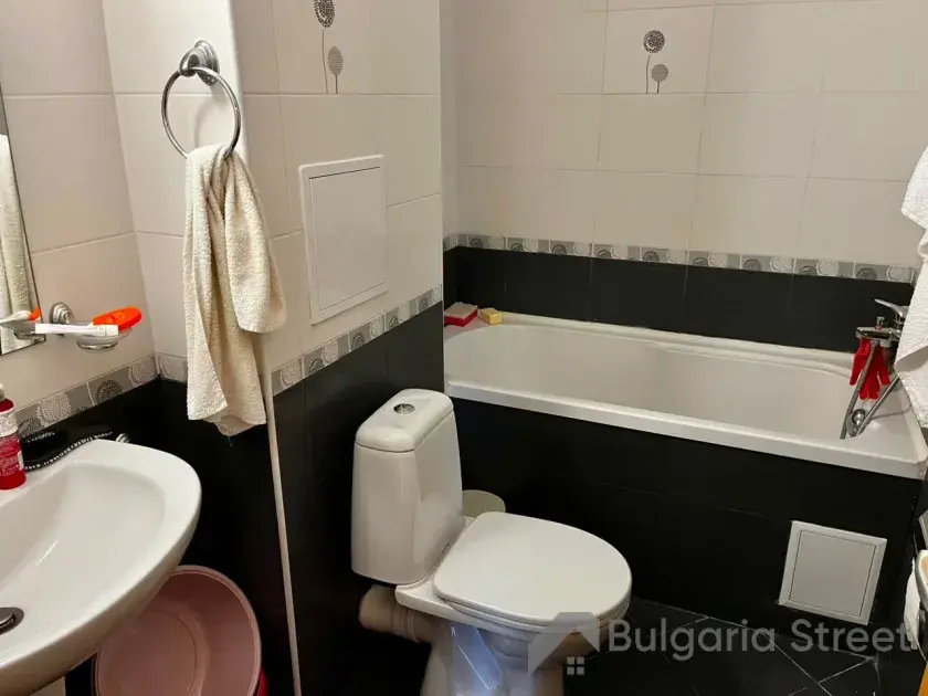 ванная комната с туалетом и душевой кабиной.
