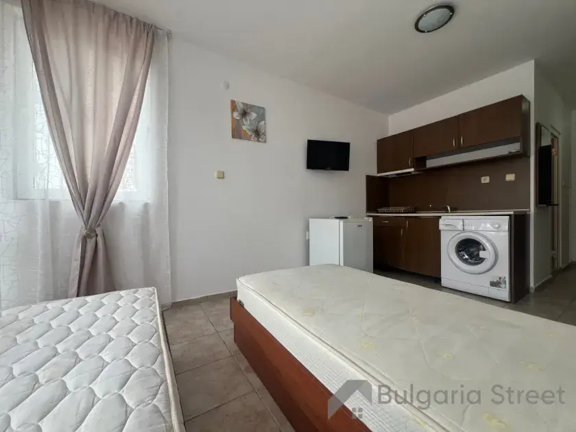 вид на гостиную и кухню
