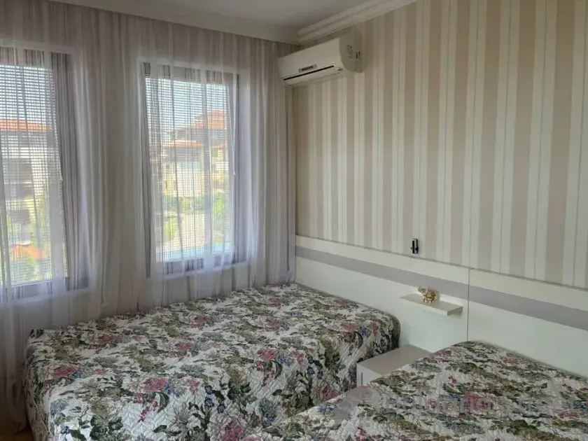 кровать в спальне