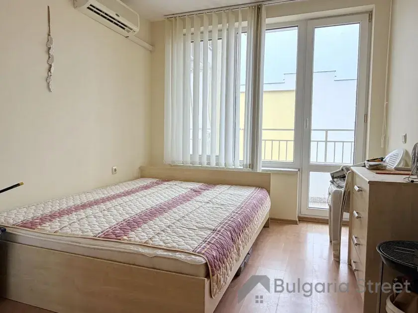 кровать в спальне
